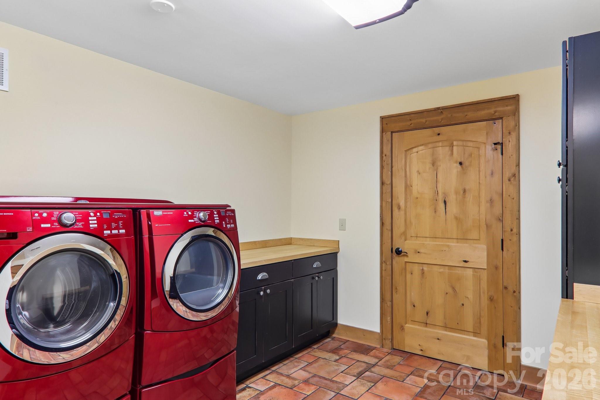 1072 Corsica Lane — Saluda