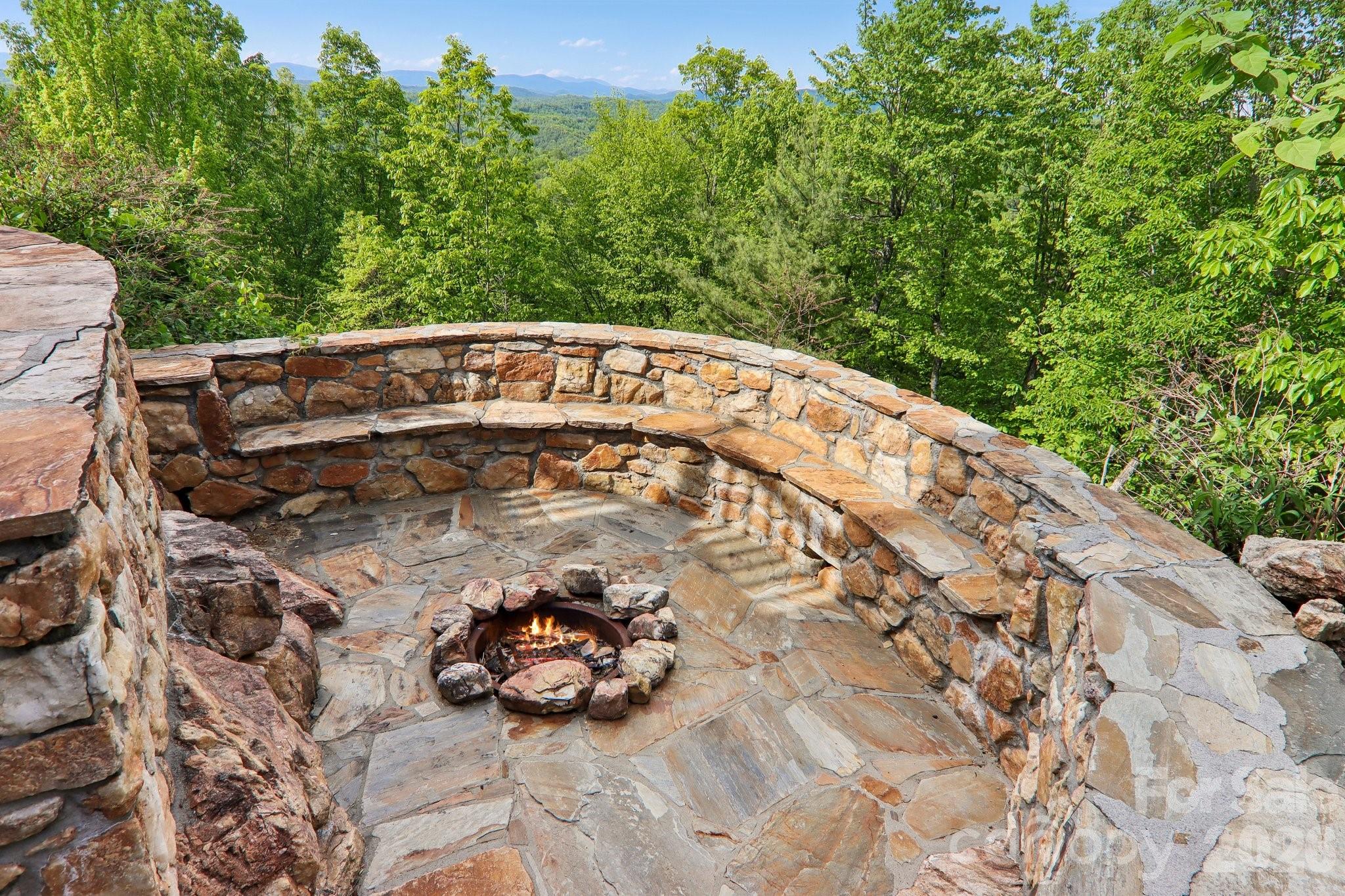1072 Corsica Lane — Saluda