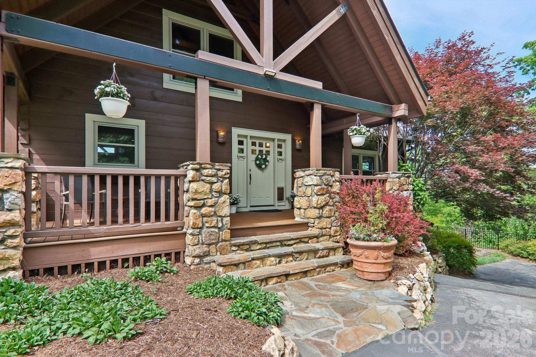 1072 Corsica Lane — Saluda