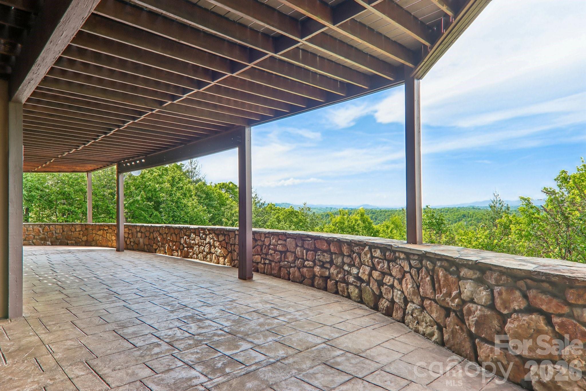1072 Corsica Lane — Saluda