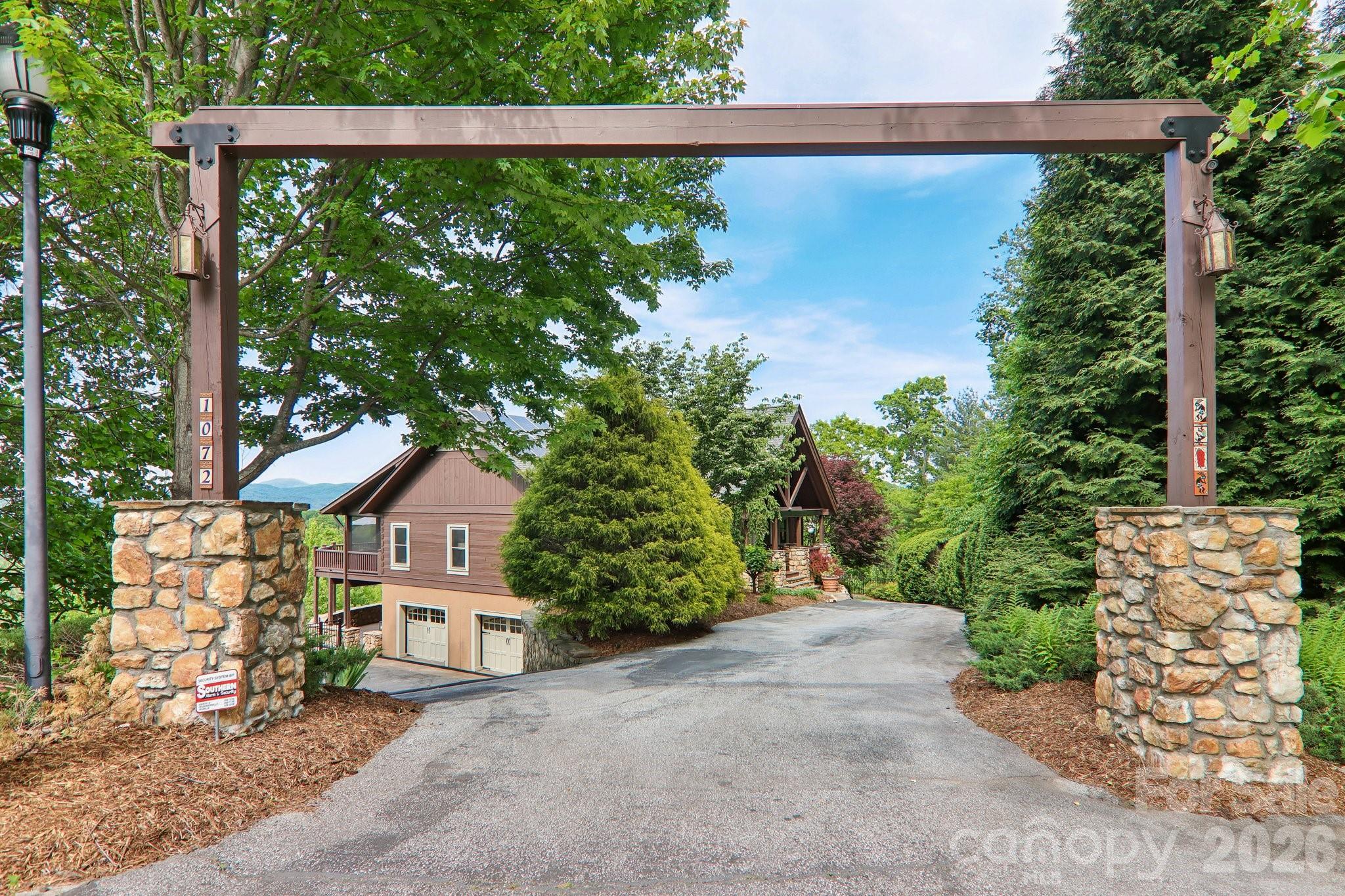 1072 Corsica Lane — Saluda