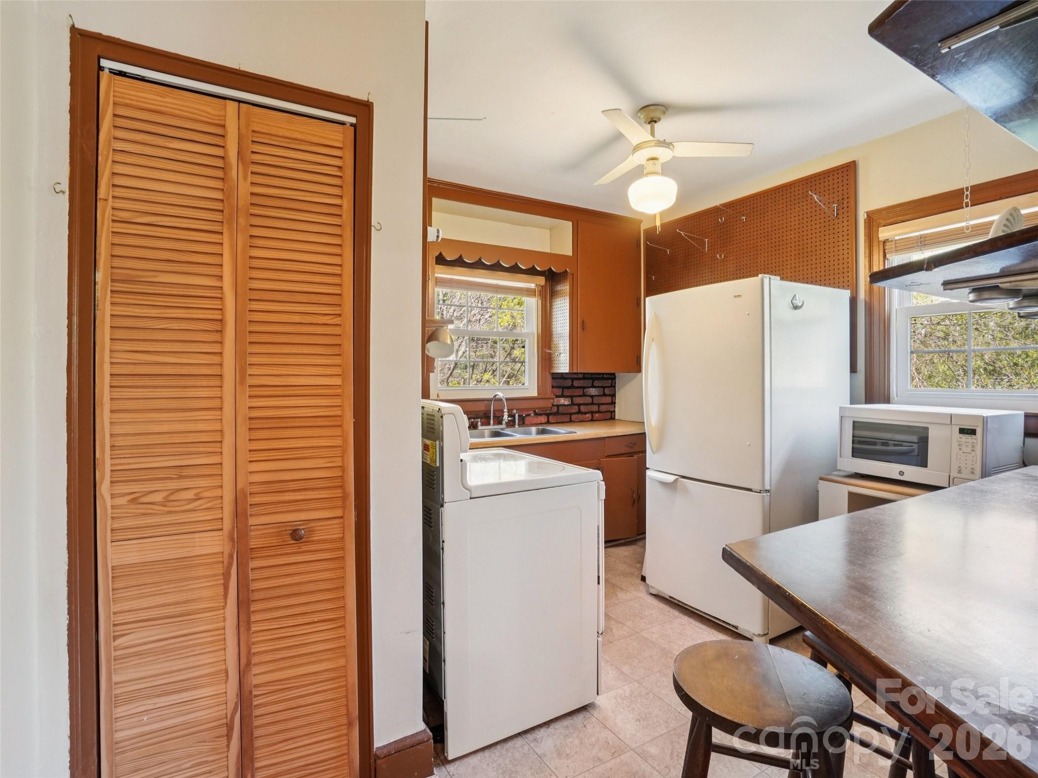 28 Kensington Drive — Asheville