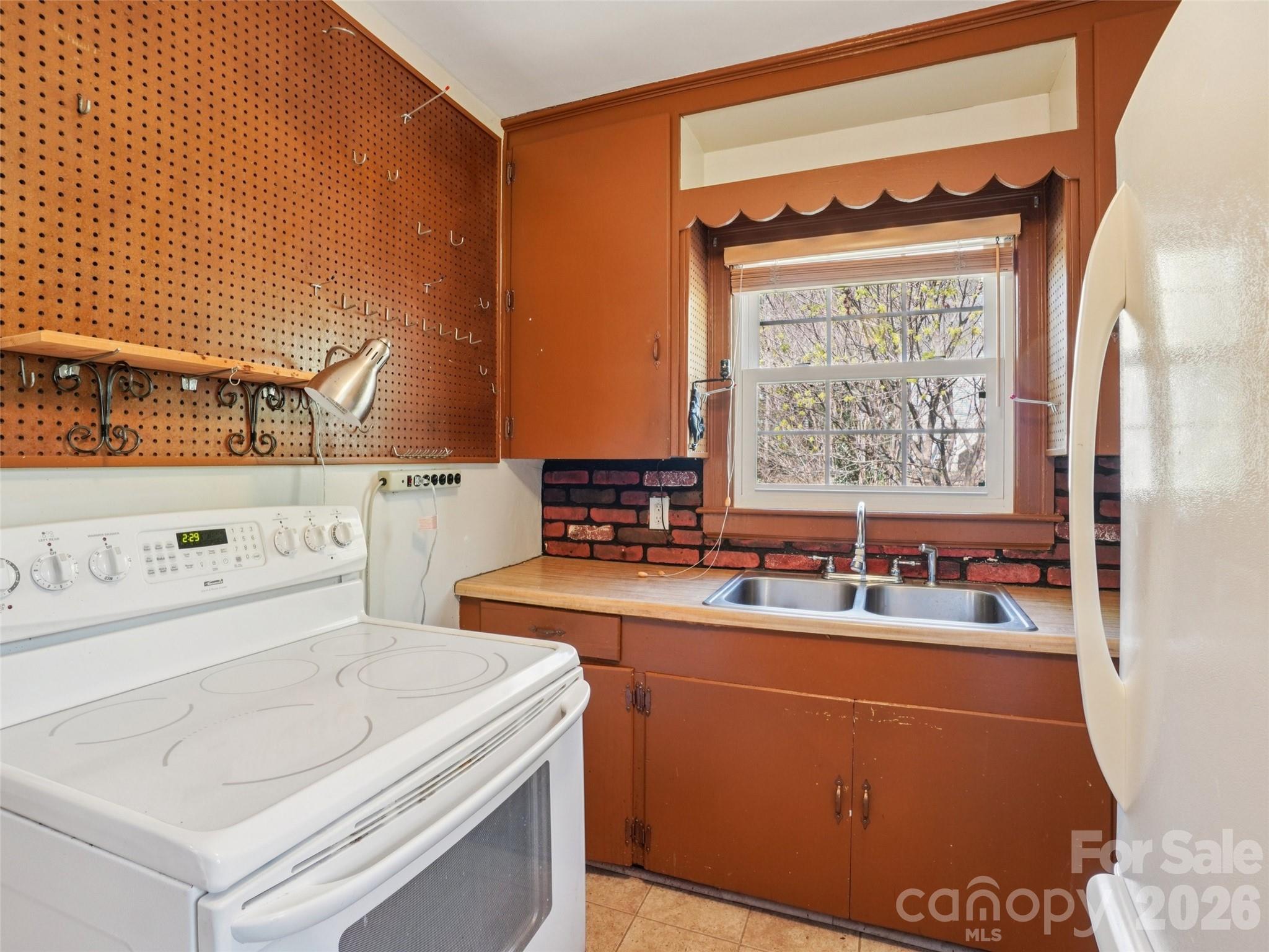 28 Kensington Drive — Asheville