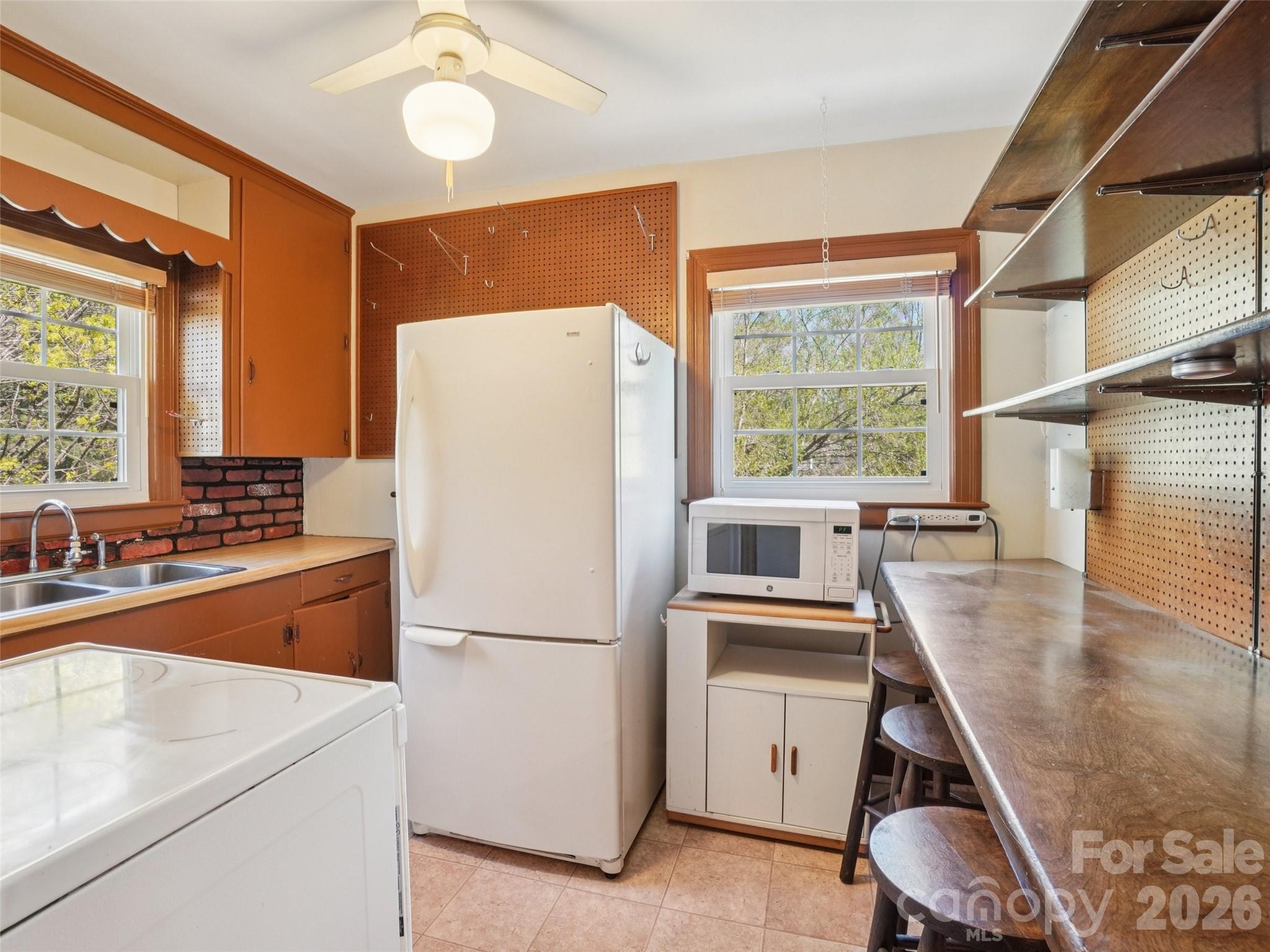 28 Kensington Drive — Asheville