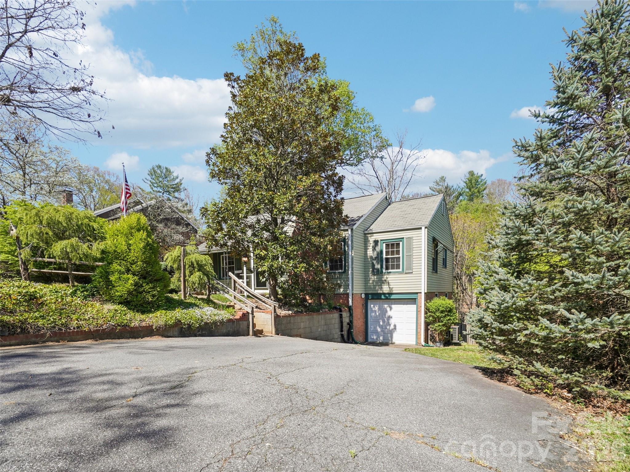 28 Kensington Drive — Asheville