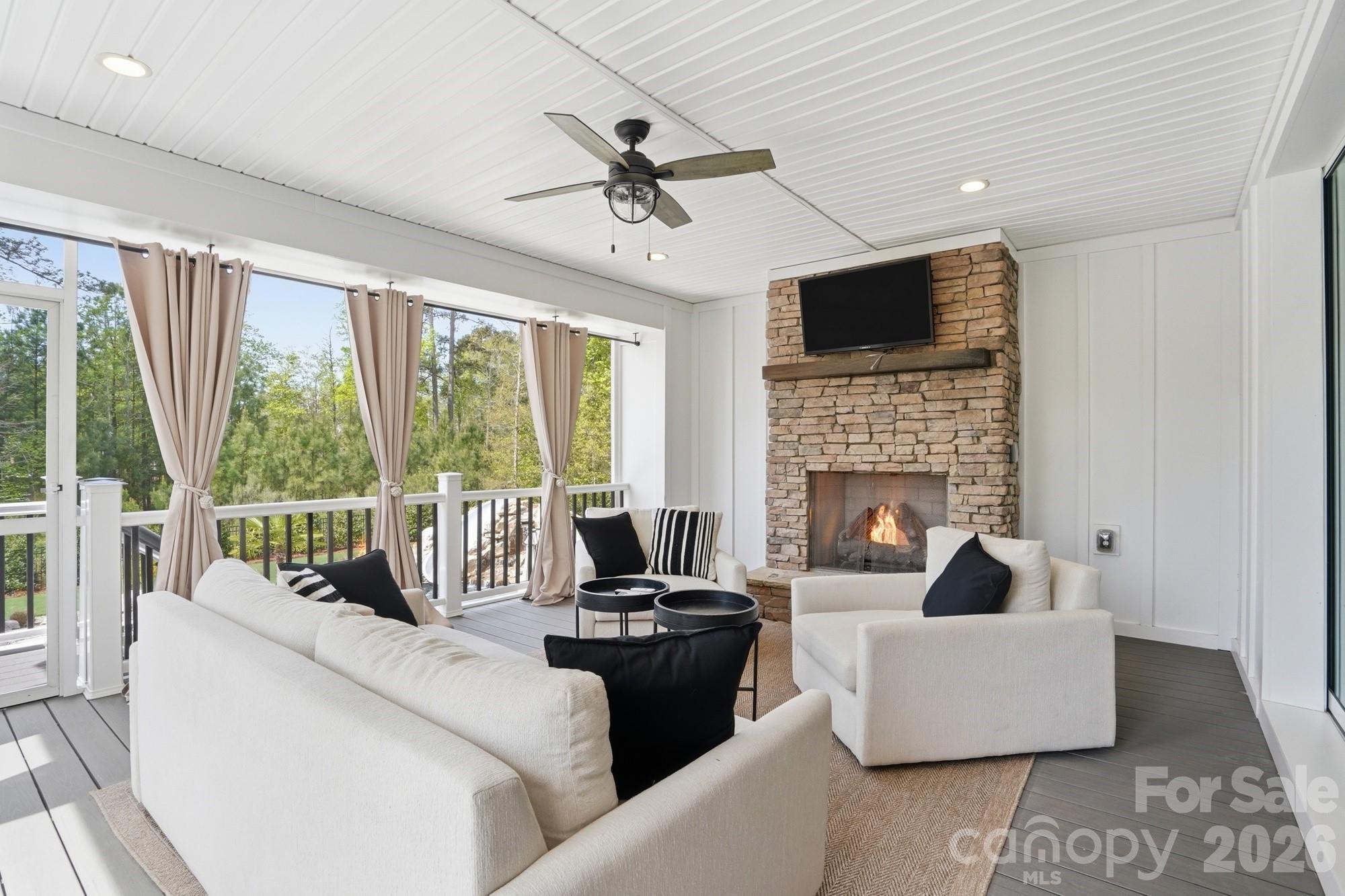 411 Turtleback Ridge — Weddington