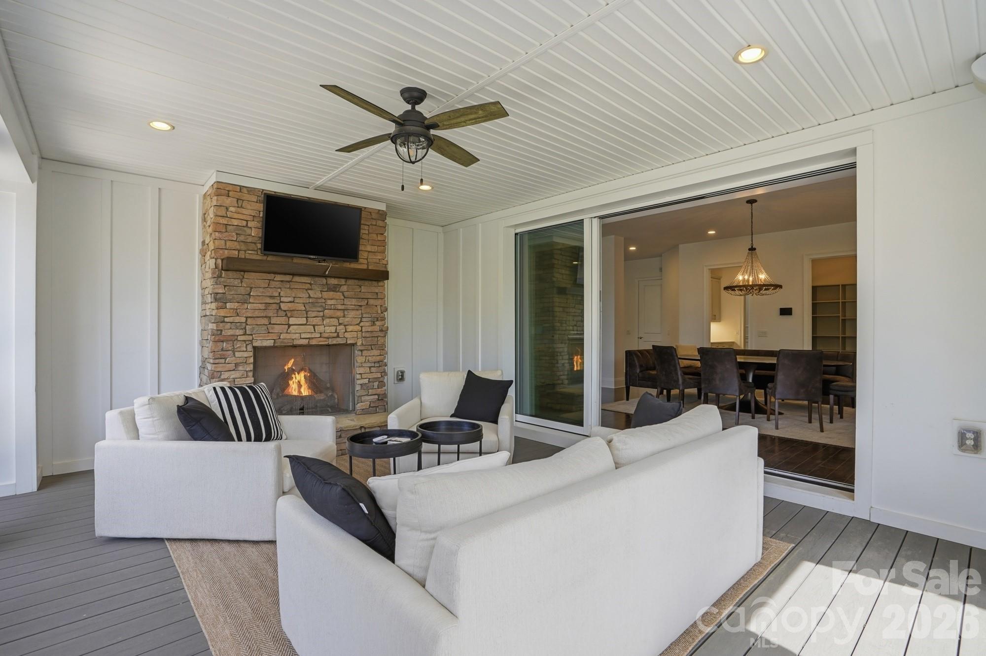 411 Turtleback Ridge — Weddington