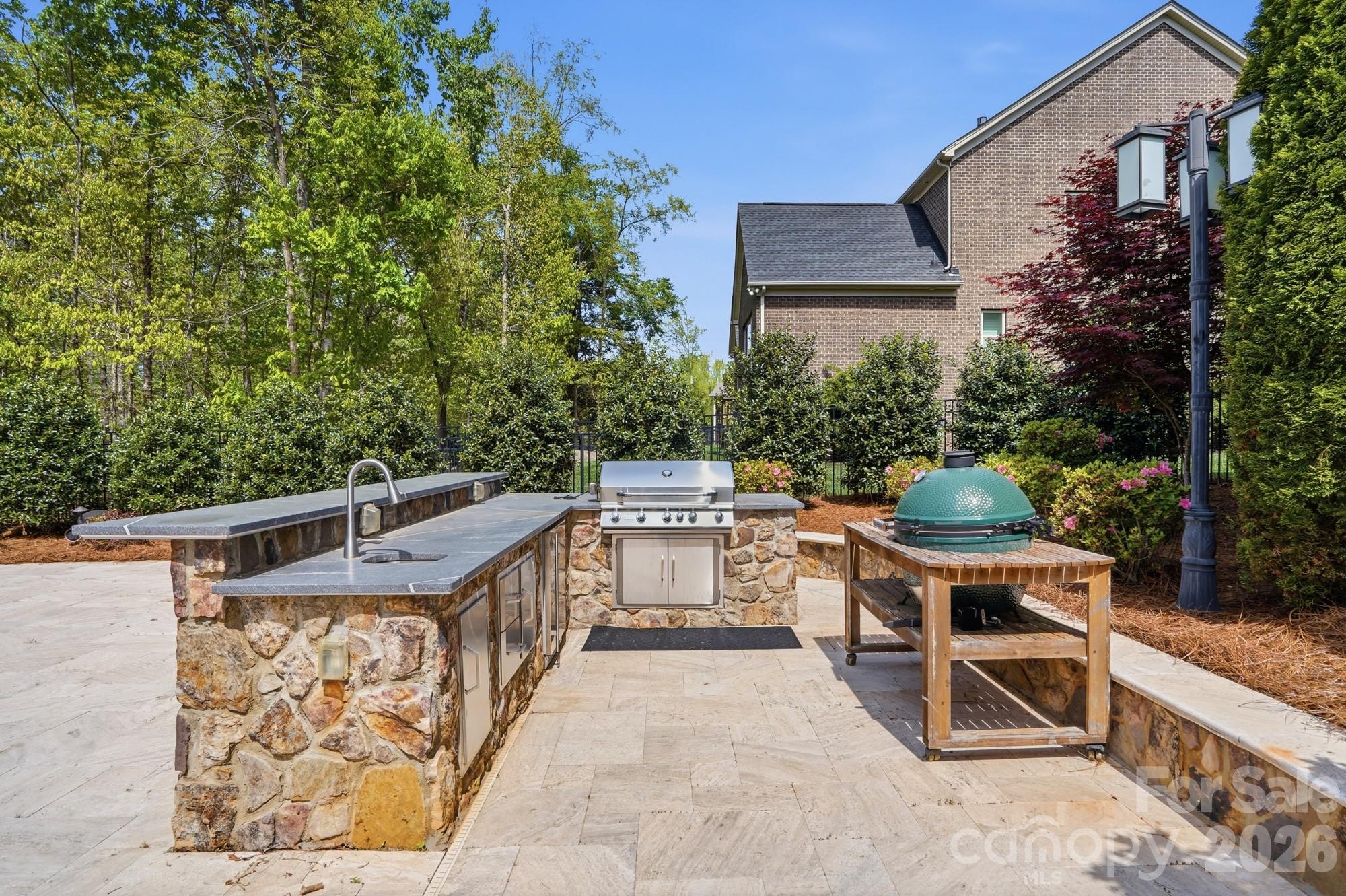 411 Turtleback Ridge — Weddington