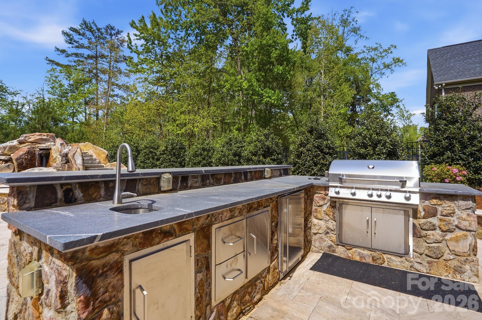 411 Turtleback Ridge — Weddington