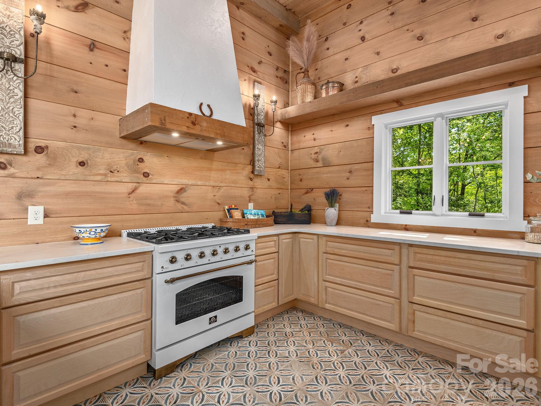 4546 Pine Log Road — Brasstown
