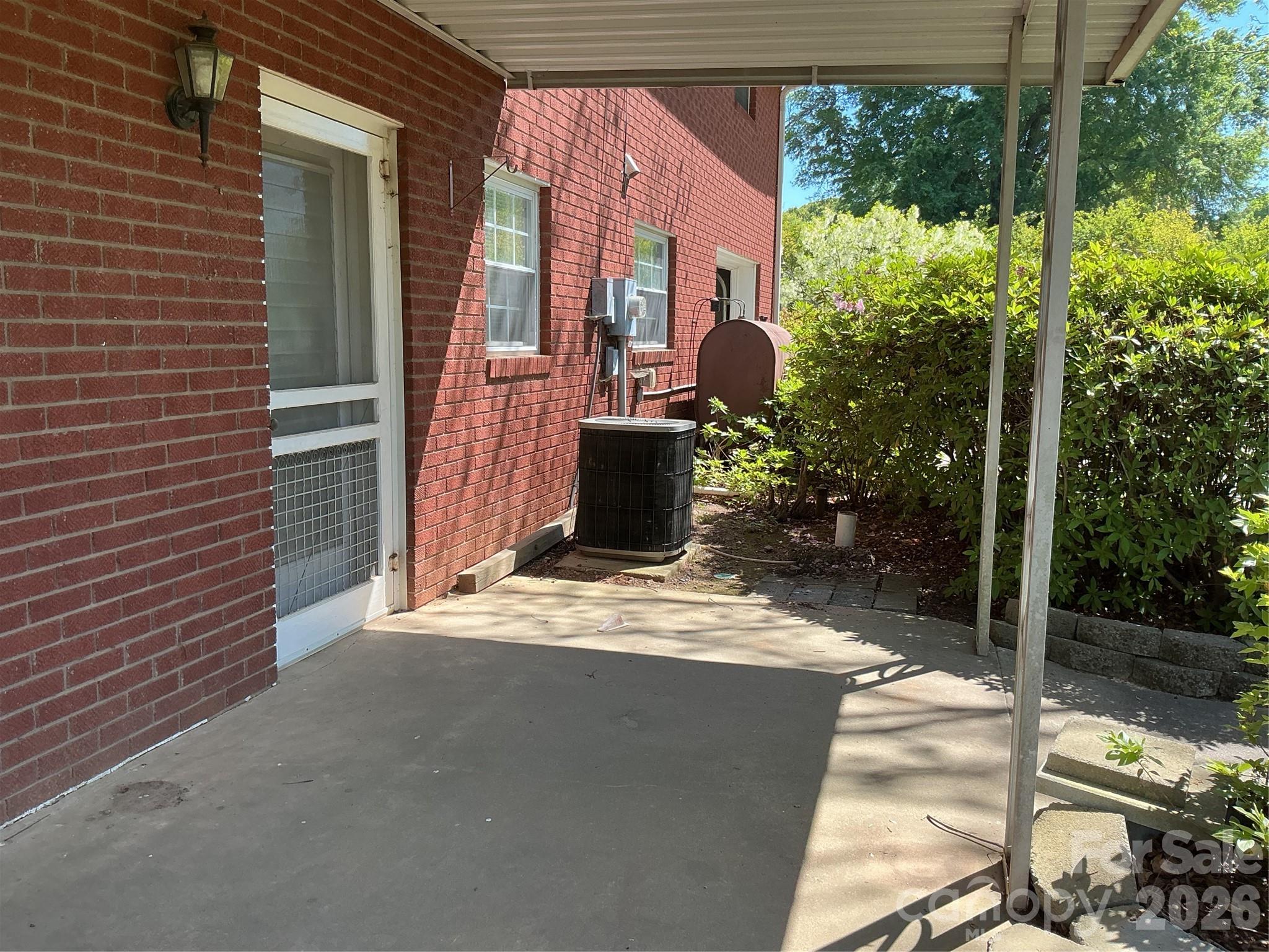 219 N Central Avenue — Locust