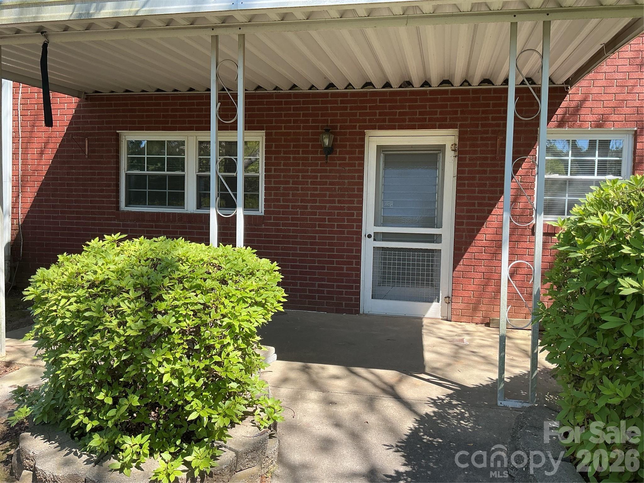 219 N Central Avenue — Locust