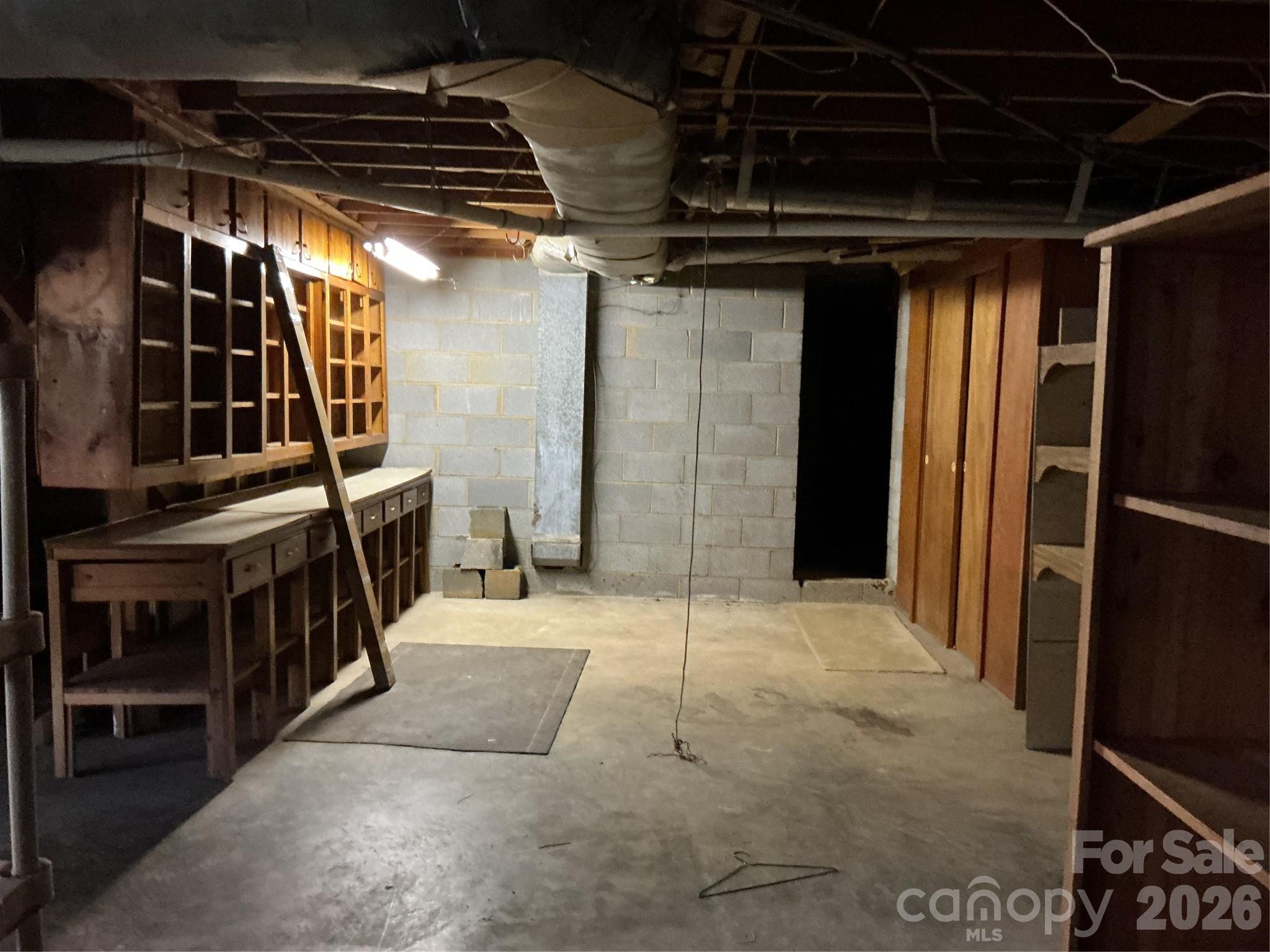 219 N Central Avenue — Locust