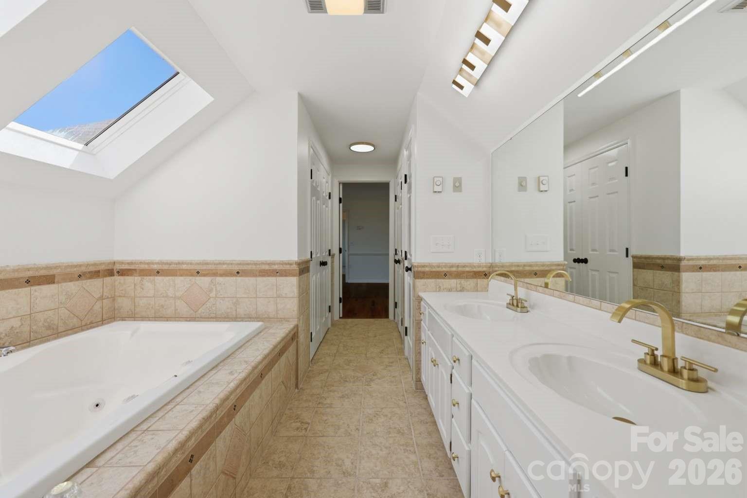 3811 Pinecrest Drive NE — Hickory