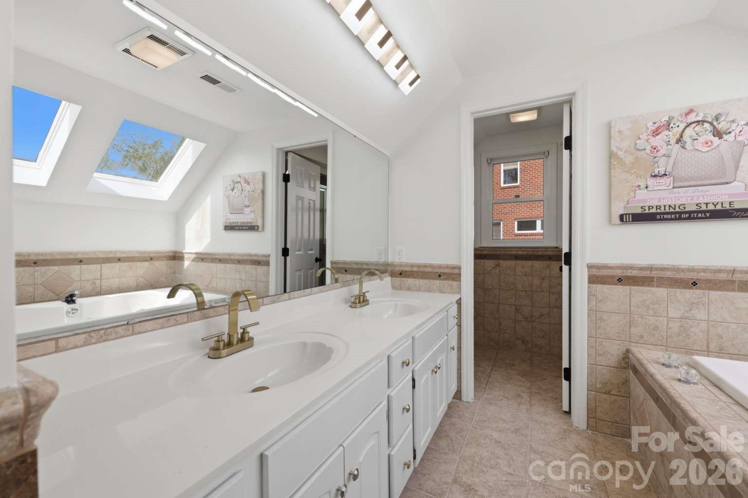3811 Pinecrest Drive NE — Hickory