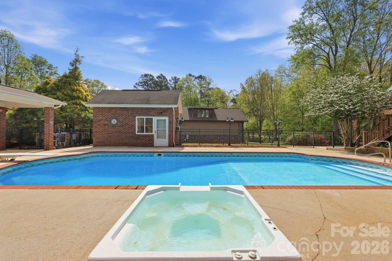 3811 Pinecrest Drive NE — Hickory