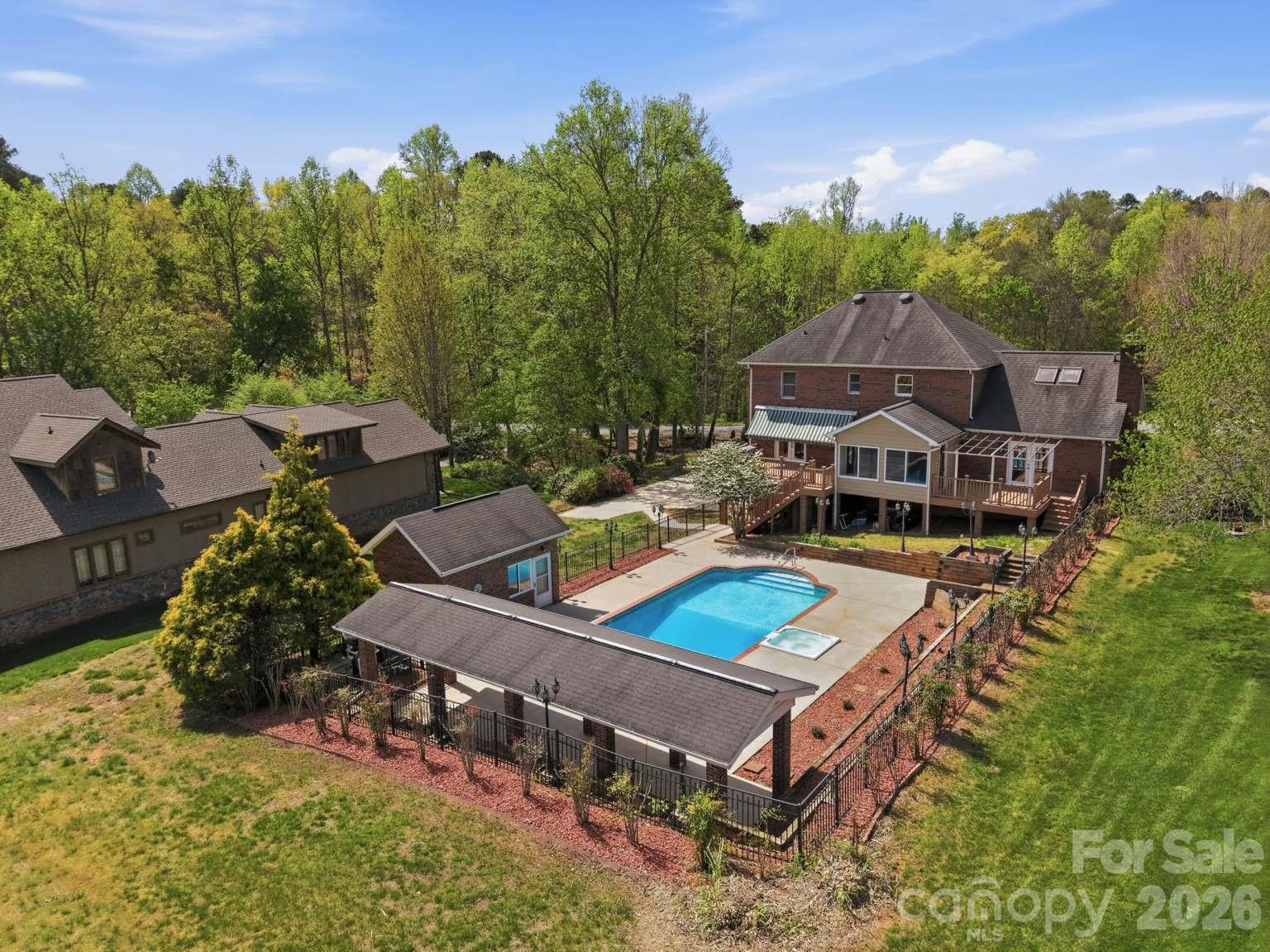 3811 Pinecrest Drive NE — Hickory