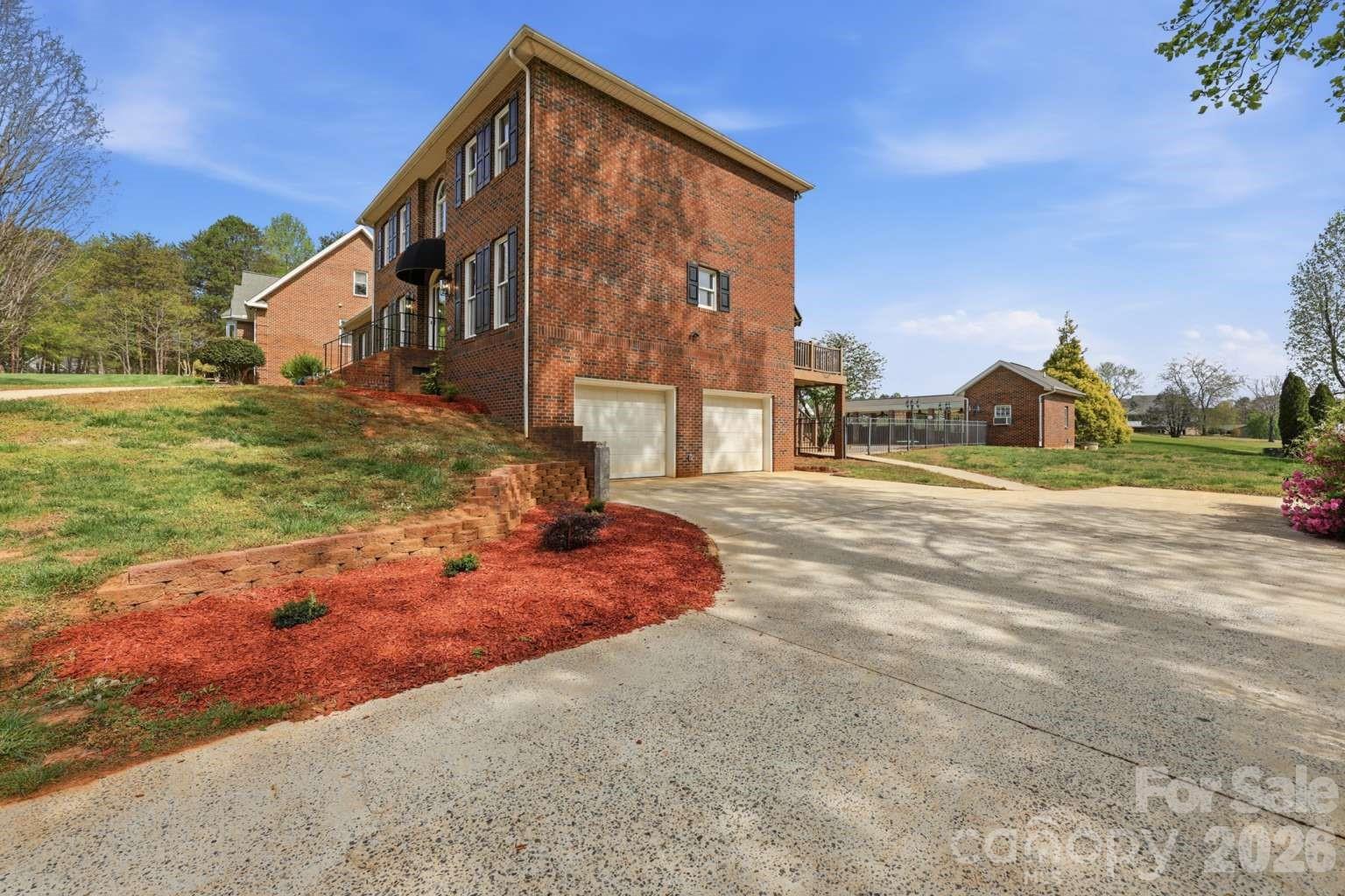 3811 Pinecrest Drive NE — Hickory