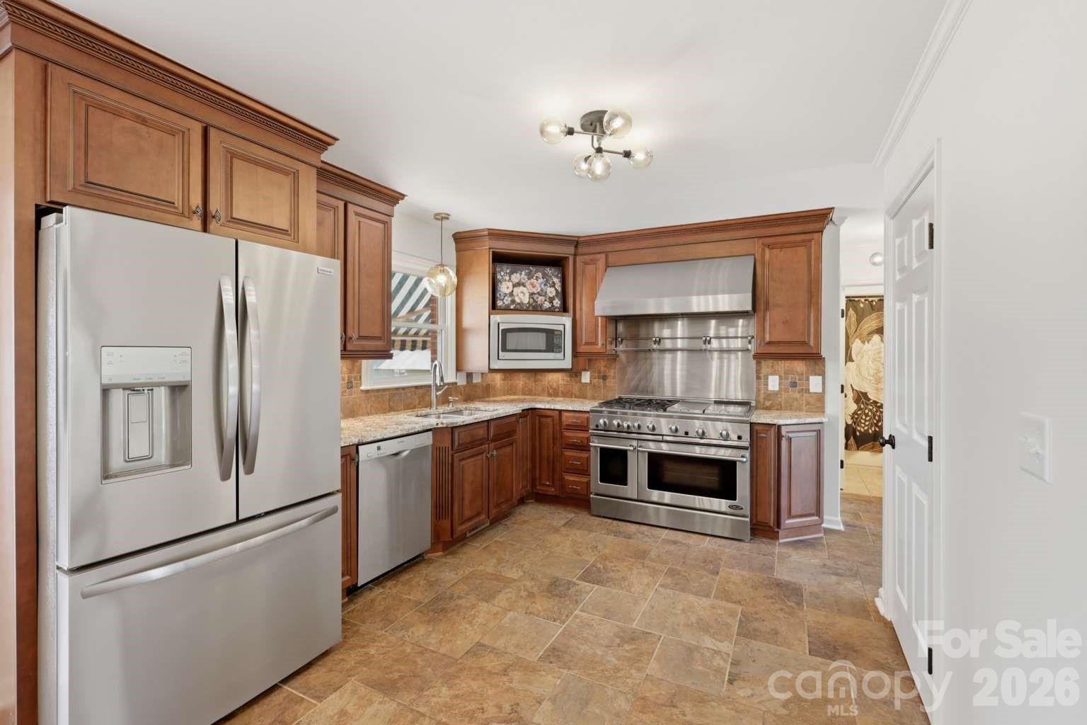 3811 Pinecrest Drive NE — Hickory