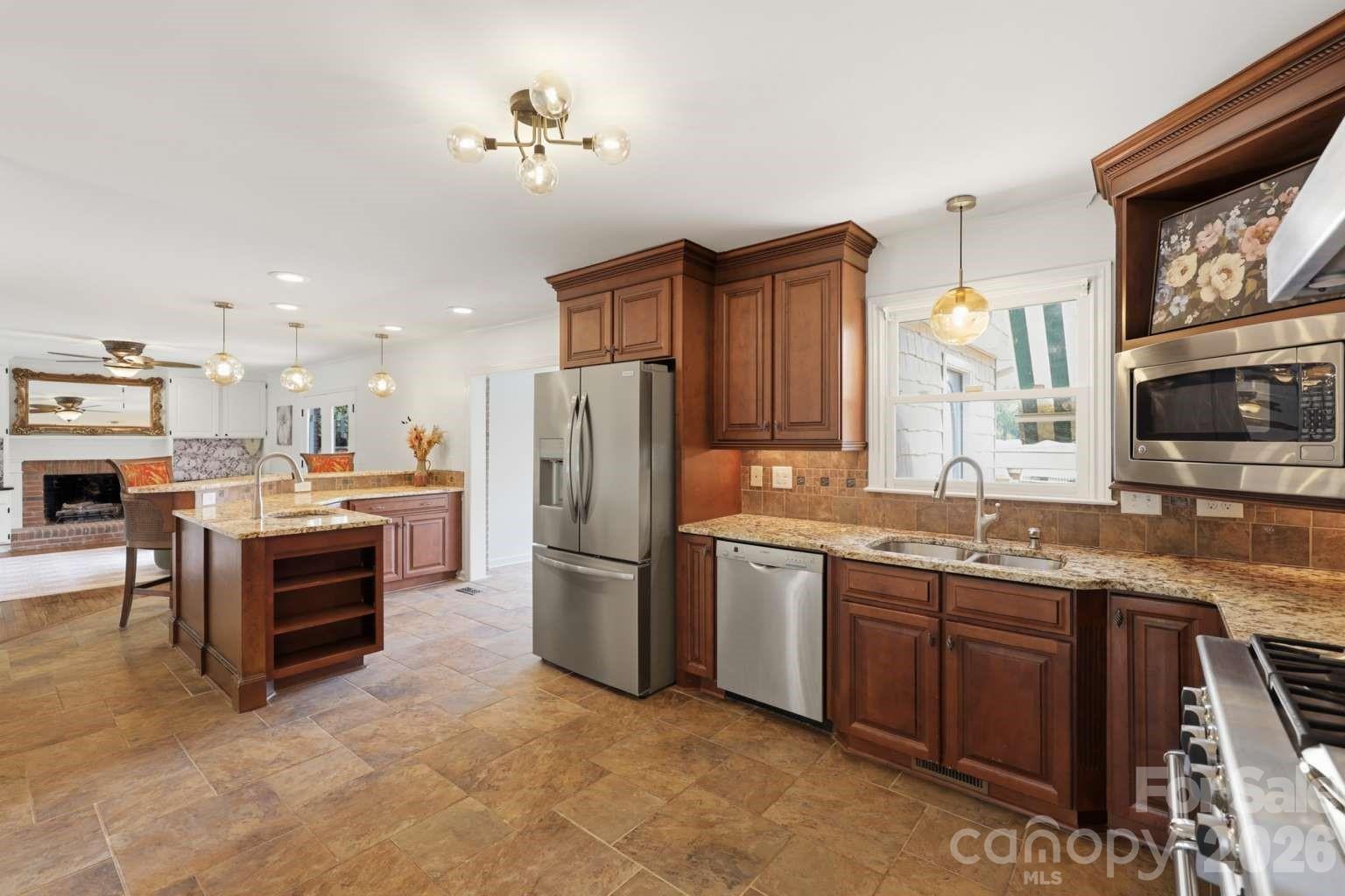 3811 Pinecrest Drive NE — Hickory