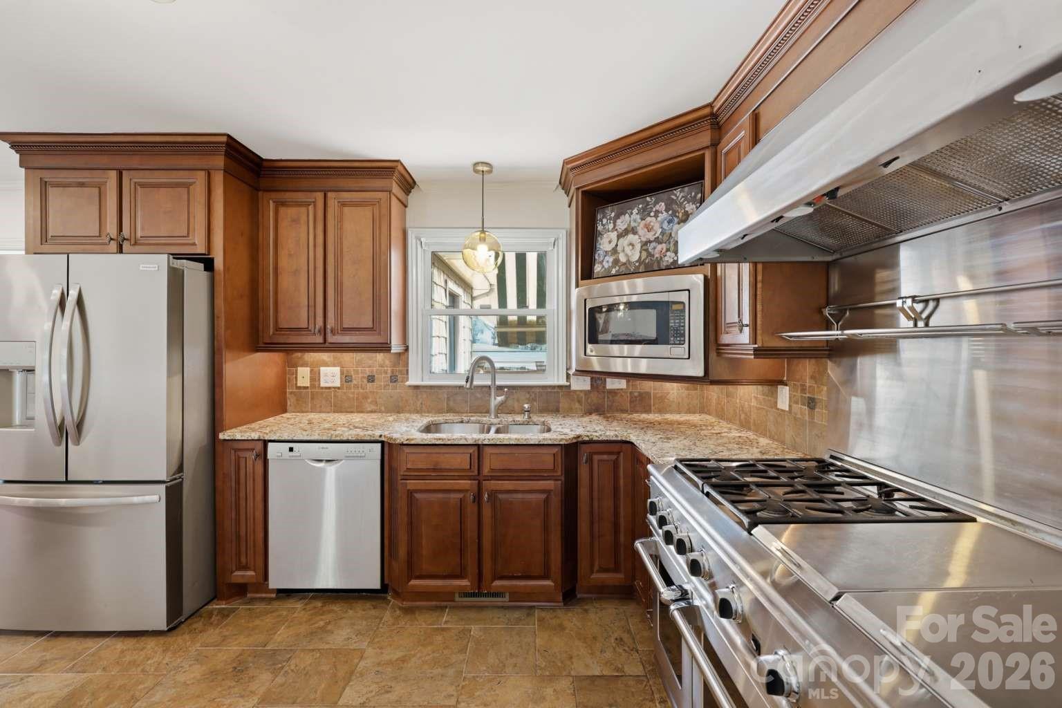3811 Pinecrest Drive NE — Hickory