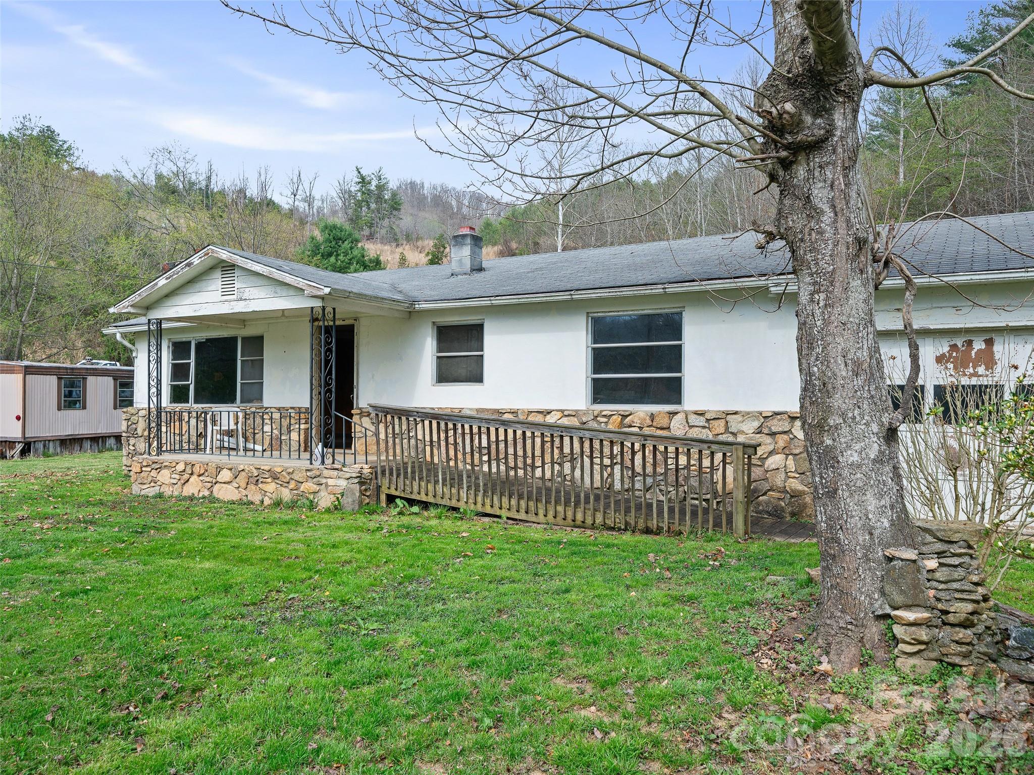 2432 Grapevine Road — Marshall