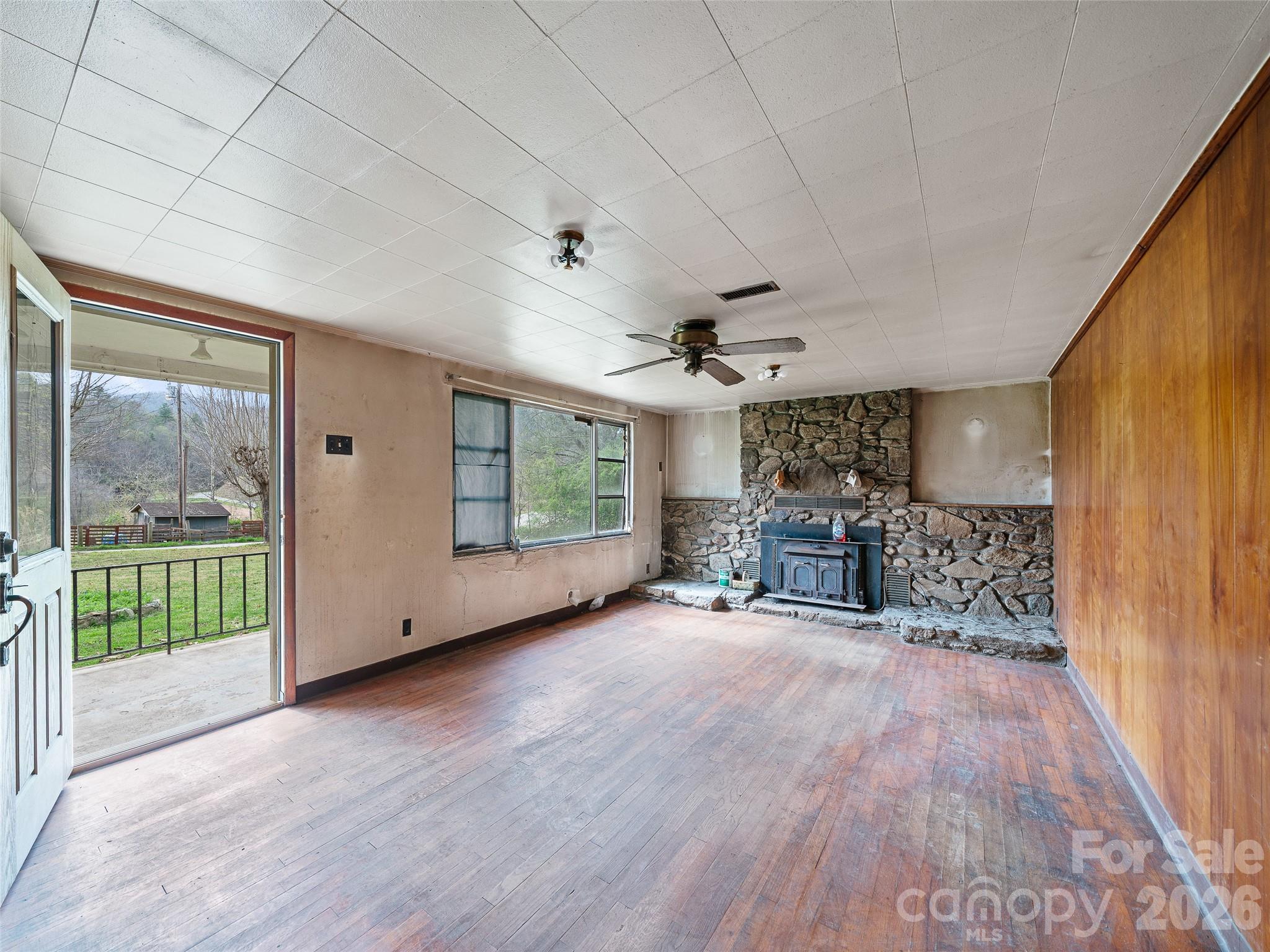 2432 Grapevine Road — Marshall