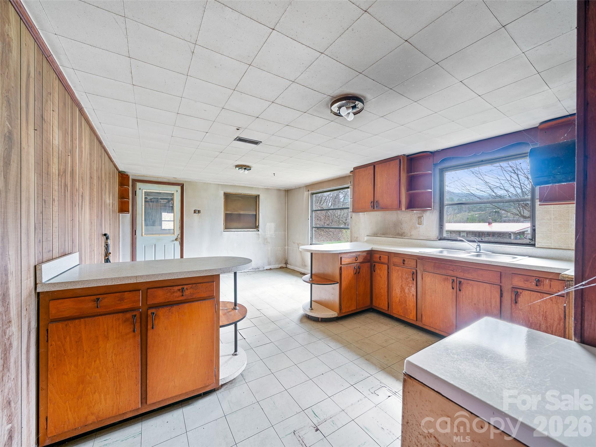 2432 Grapevine Road — Marshall