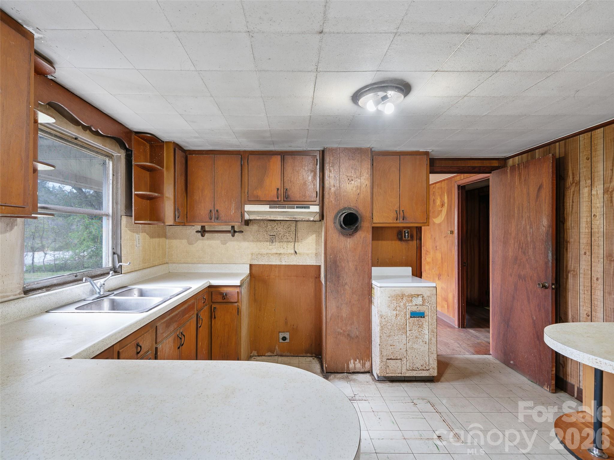 2432 Grapevine Road — Marshall