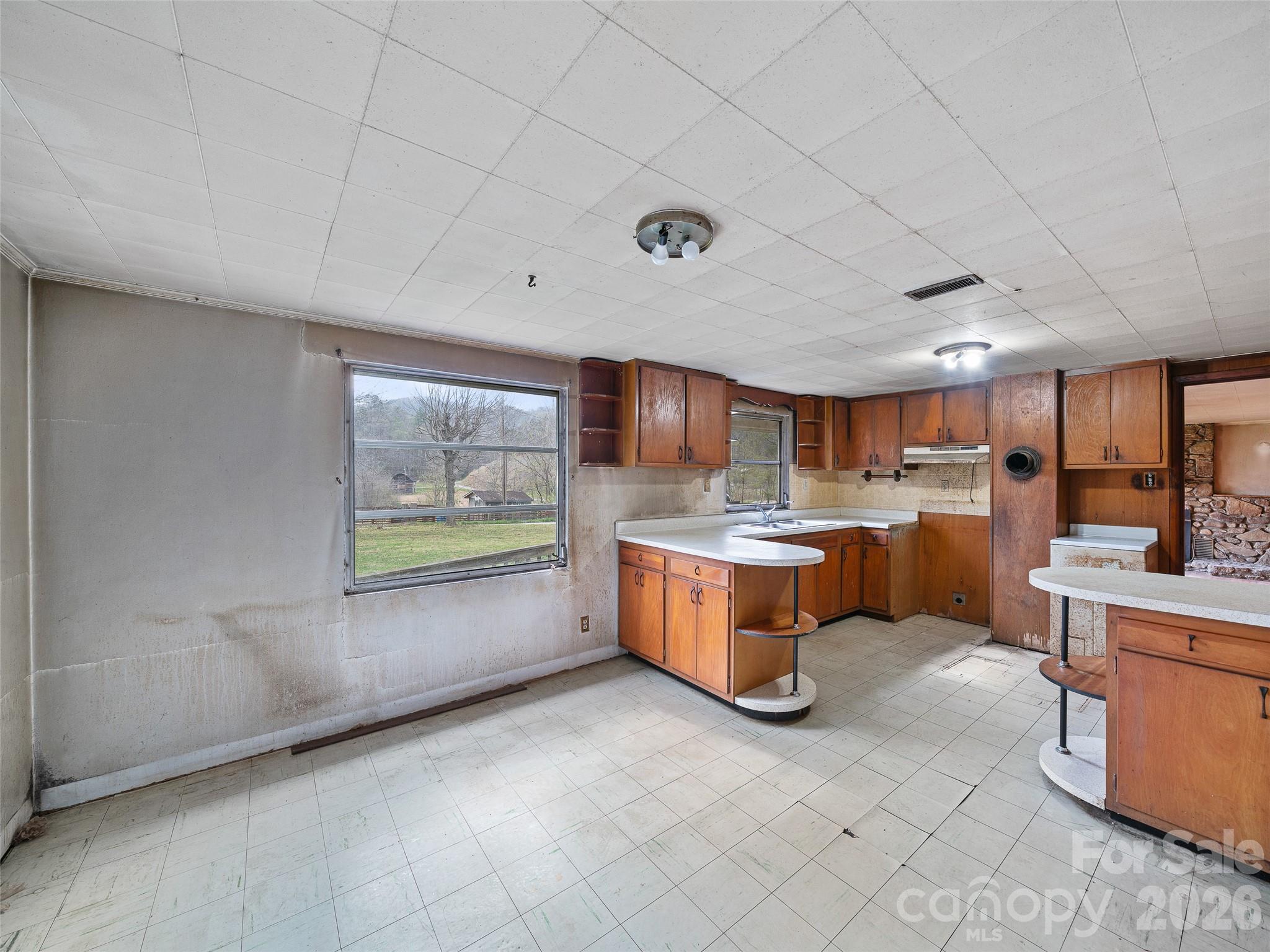 2432 Grapevine Road — Marshall
