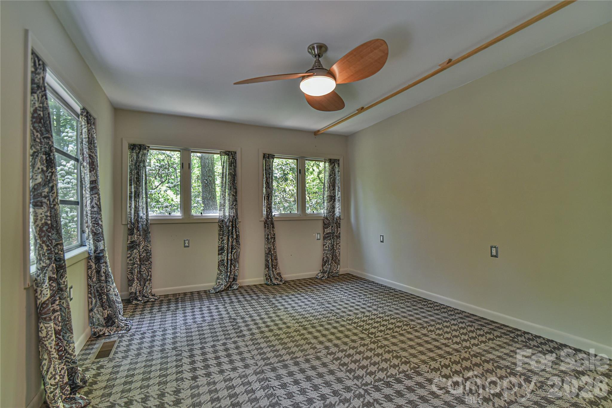 1 Hillcrest Lane — Black Mountain