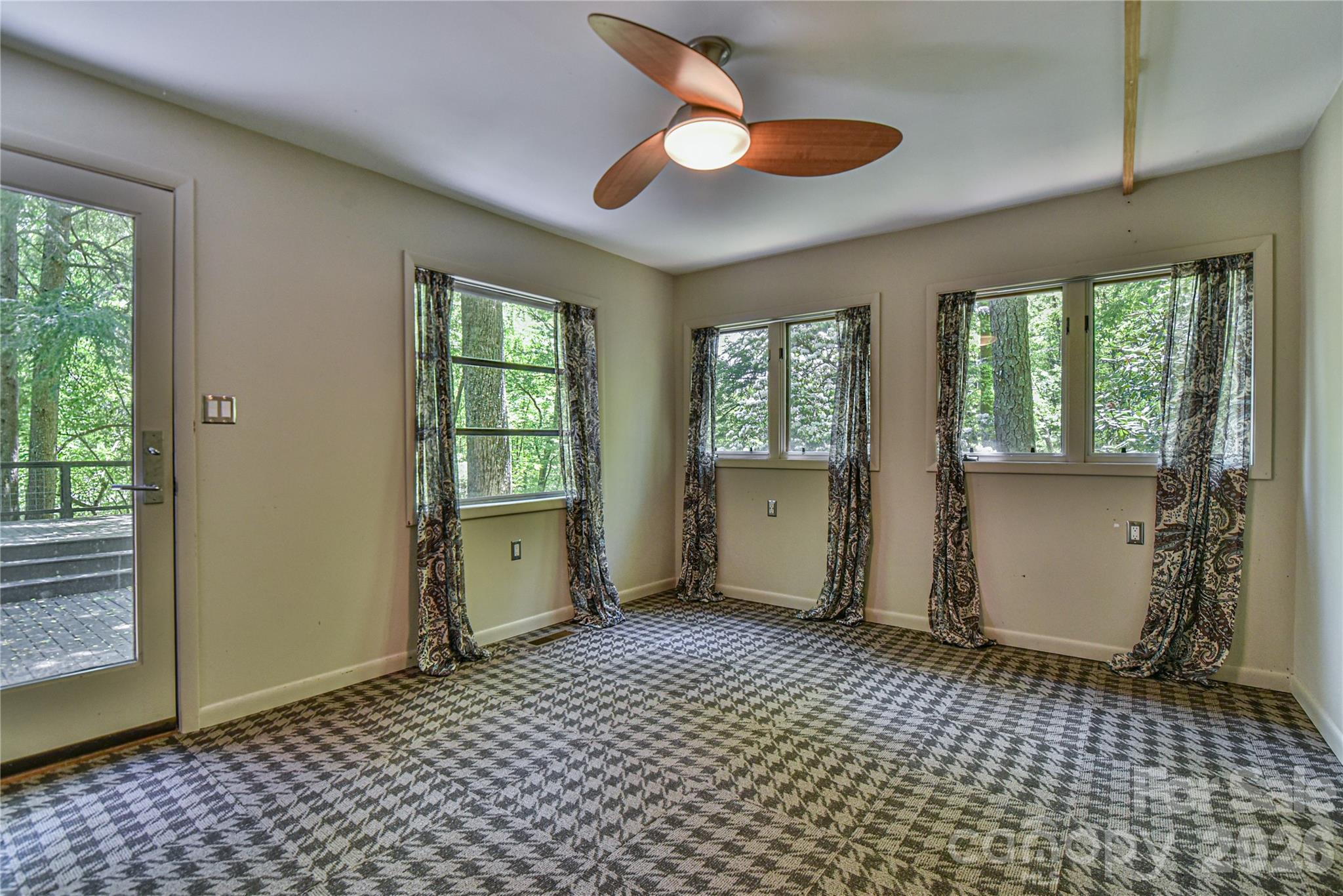 1 Hillcrest Lane — Black Mountain