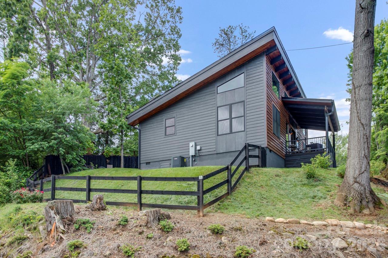 90 Summitt Street — Waynesville