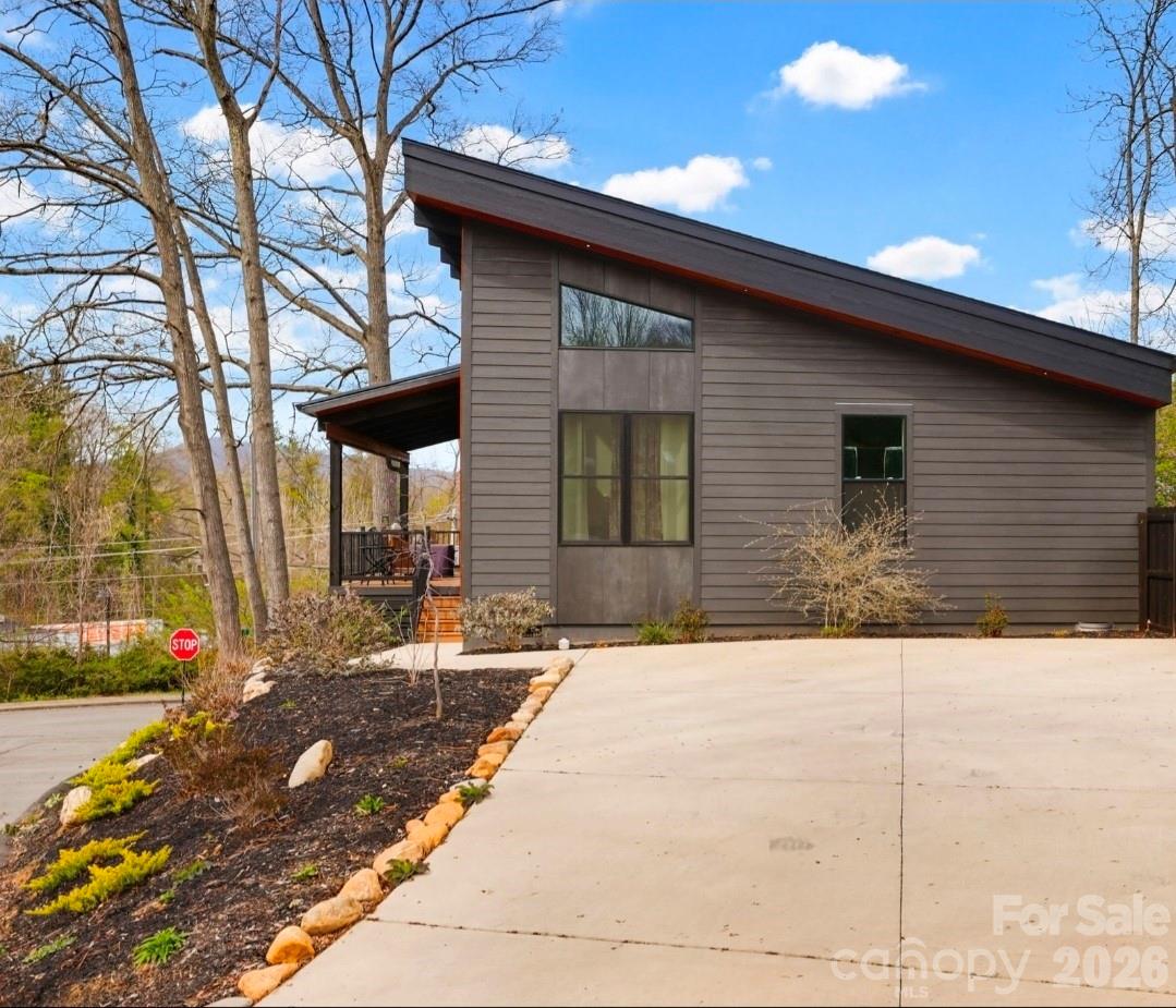 90 Summitt Street — Waynesville
