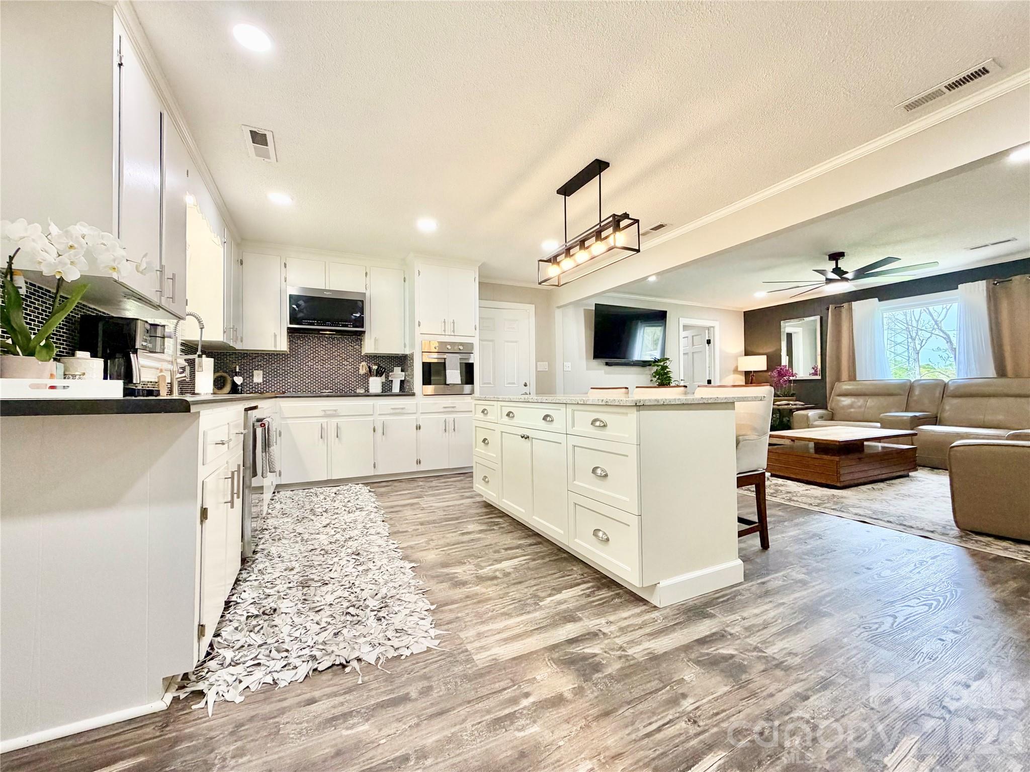 261 N Thomas Lane — Stony Point