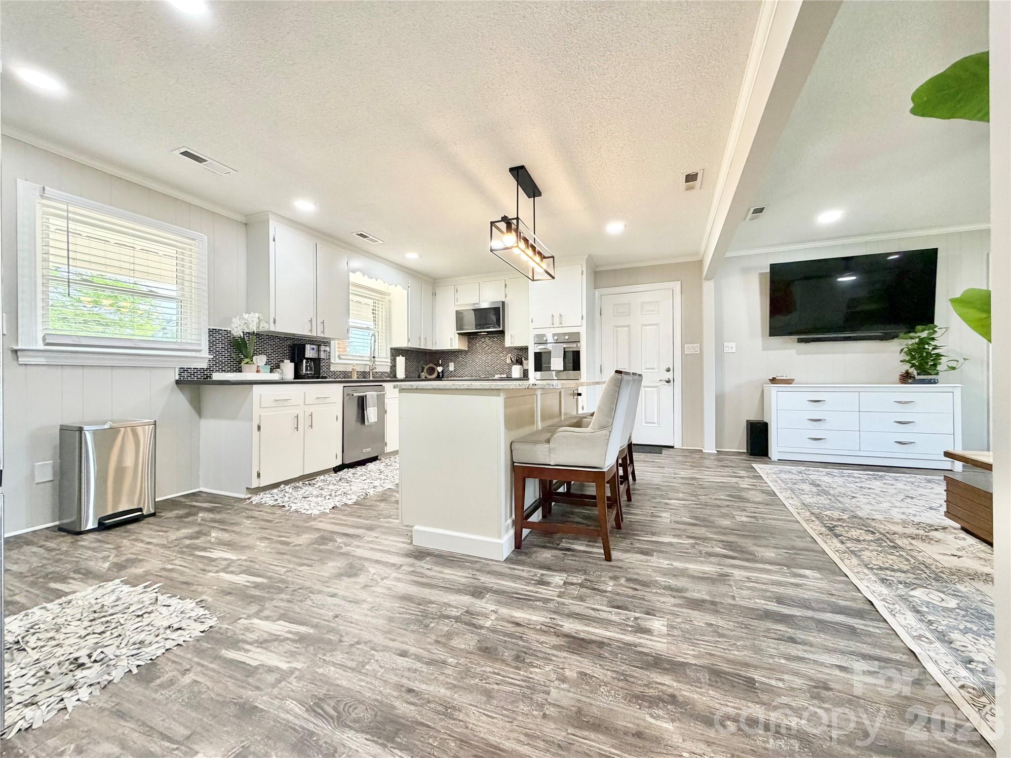 261 N Thomas Lane — Stony Point