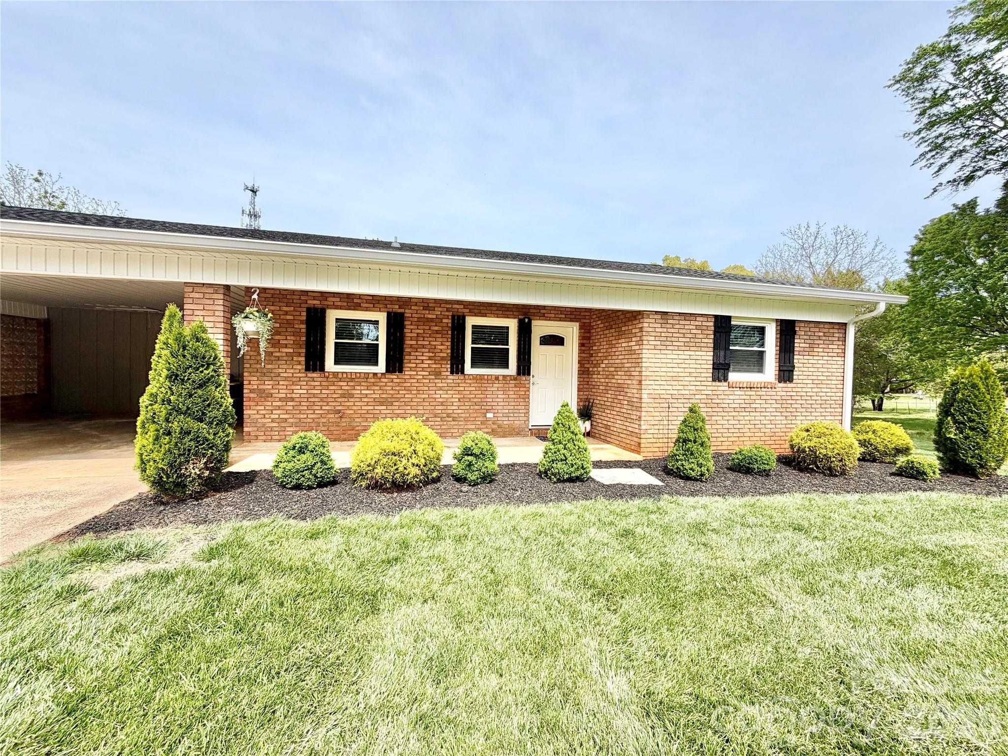 261 N Thomas Lane — Stony Point
