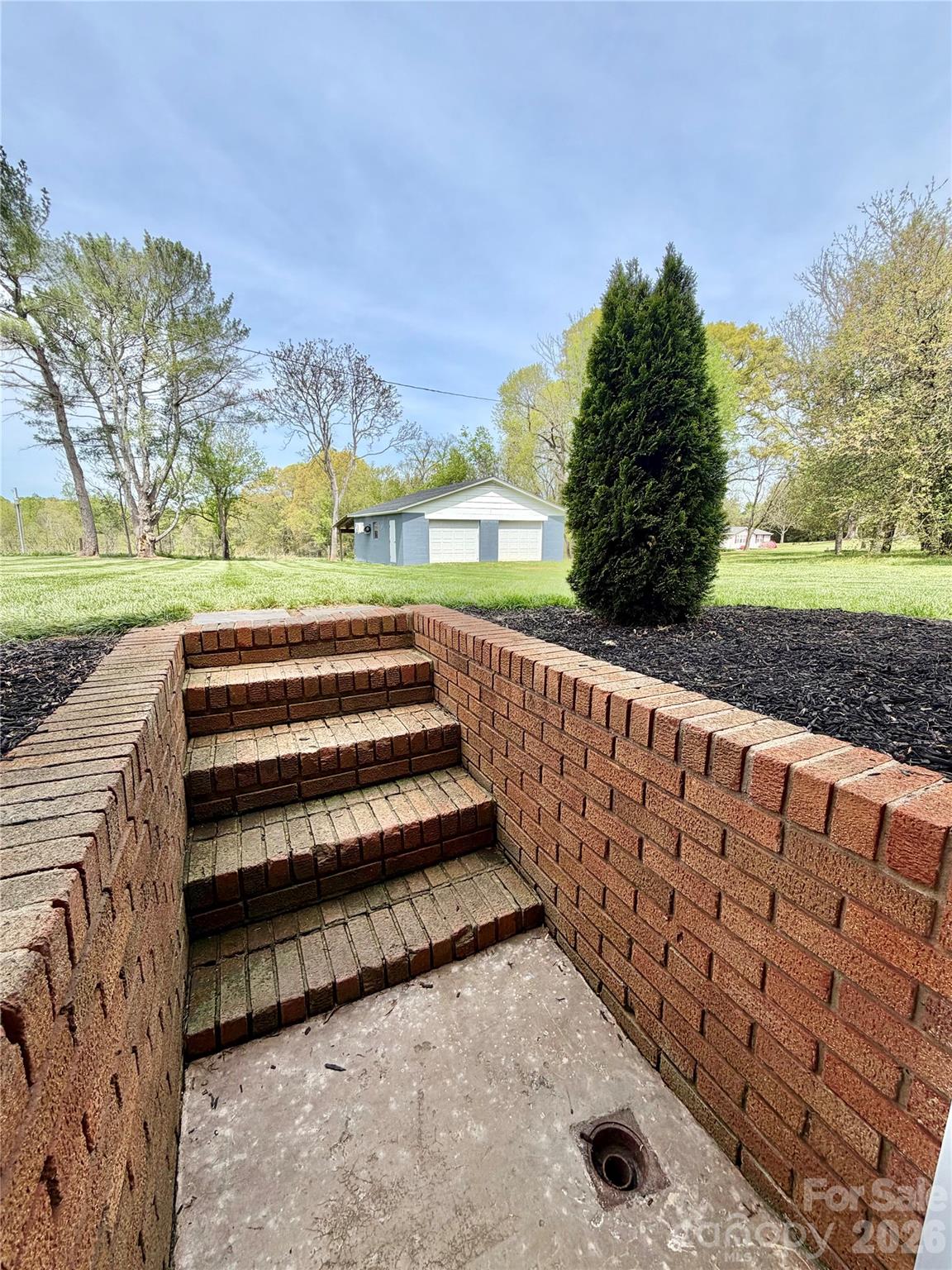 261 N Thomas Lane — Stony Point