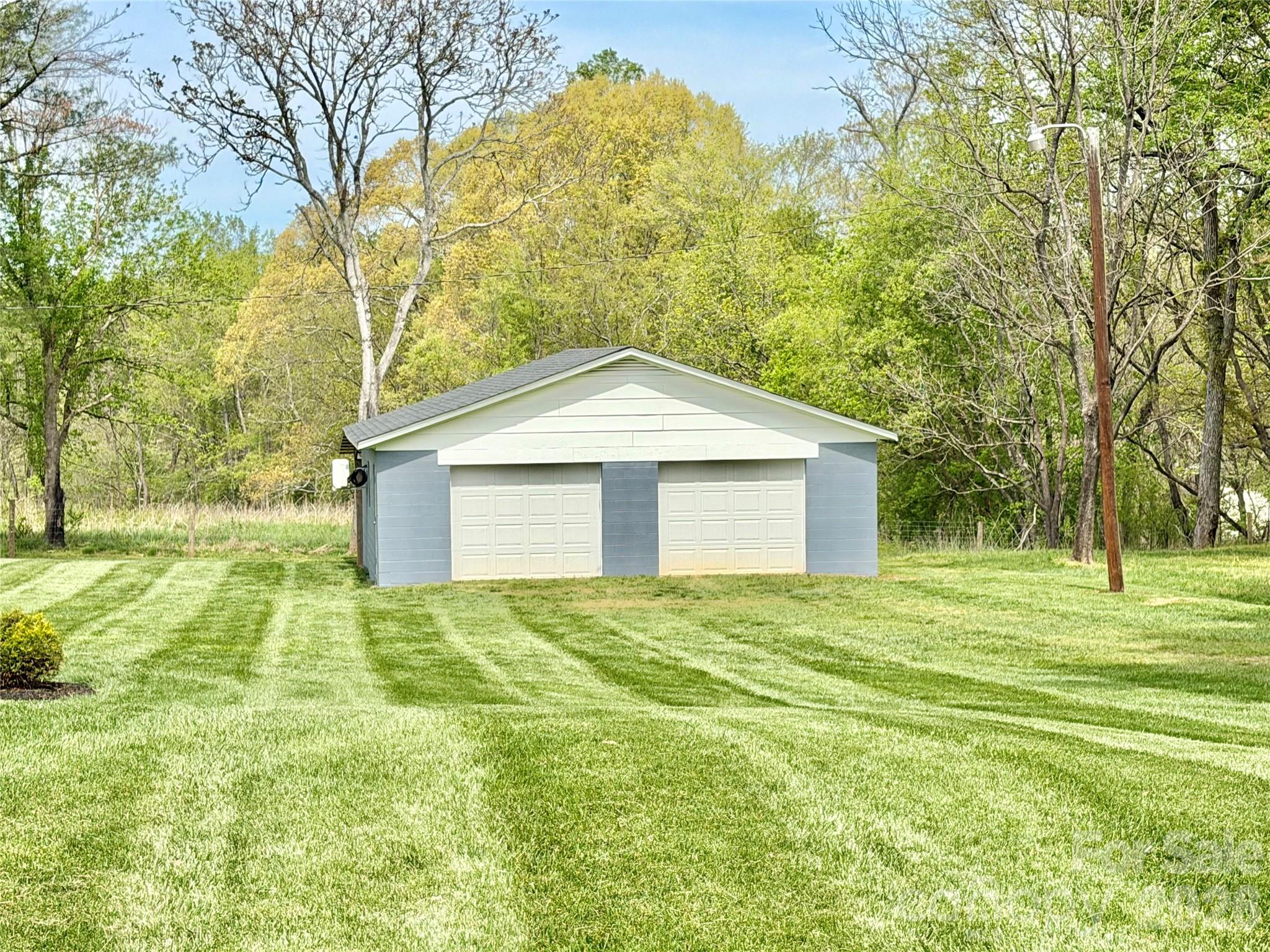 261 N Thomas Lane — Stony Point