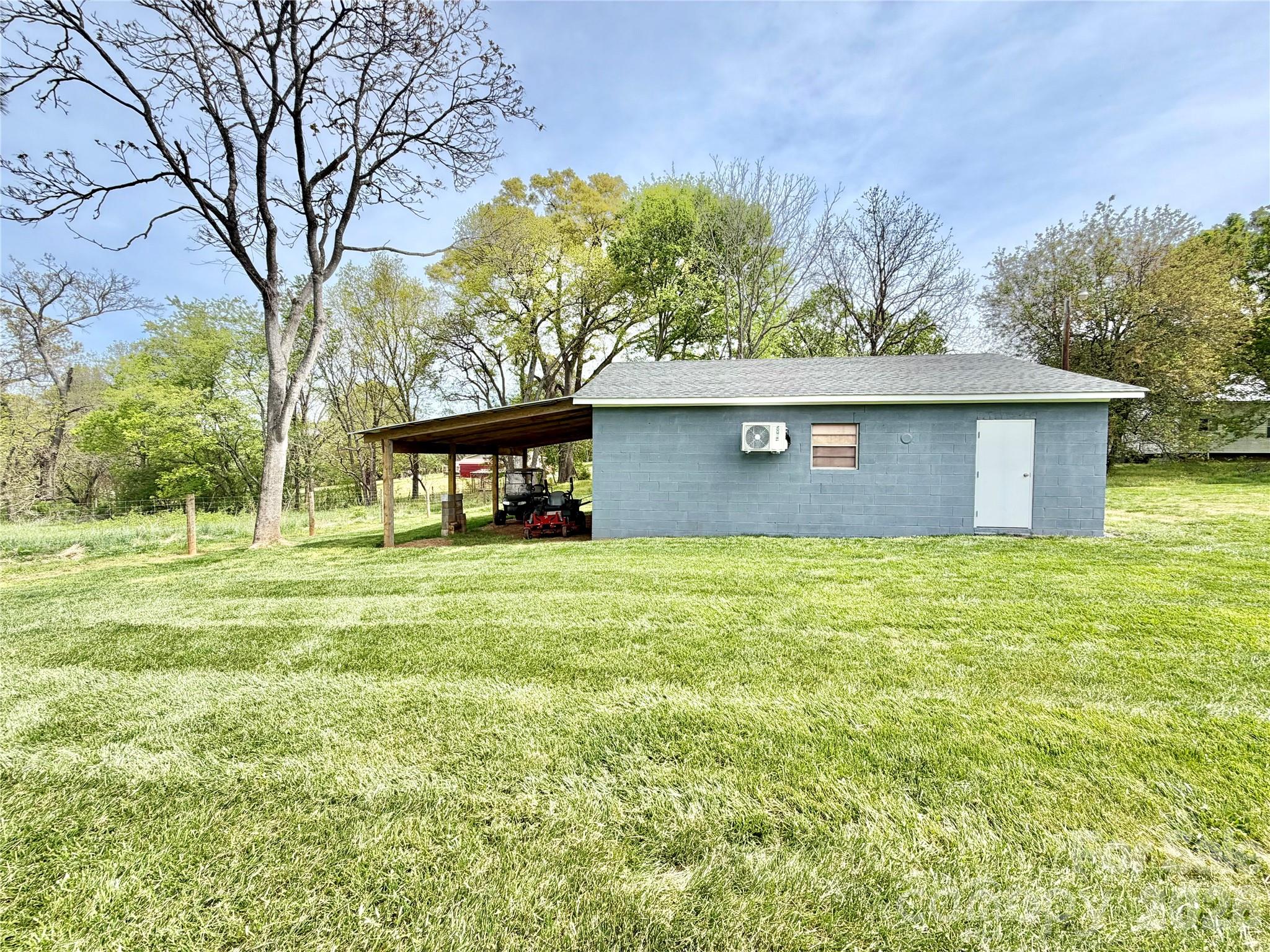 261 N Thomas Lane — Stony Point