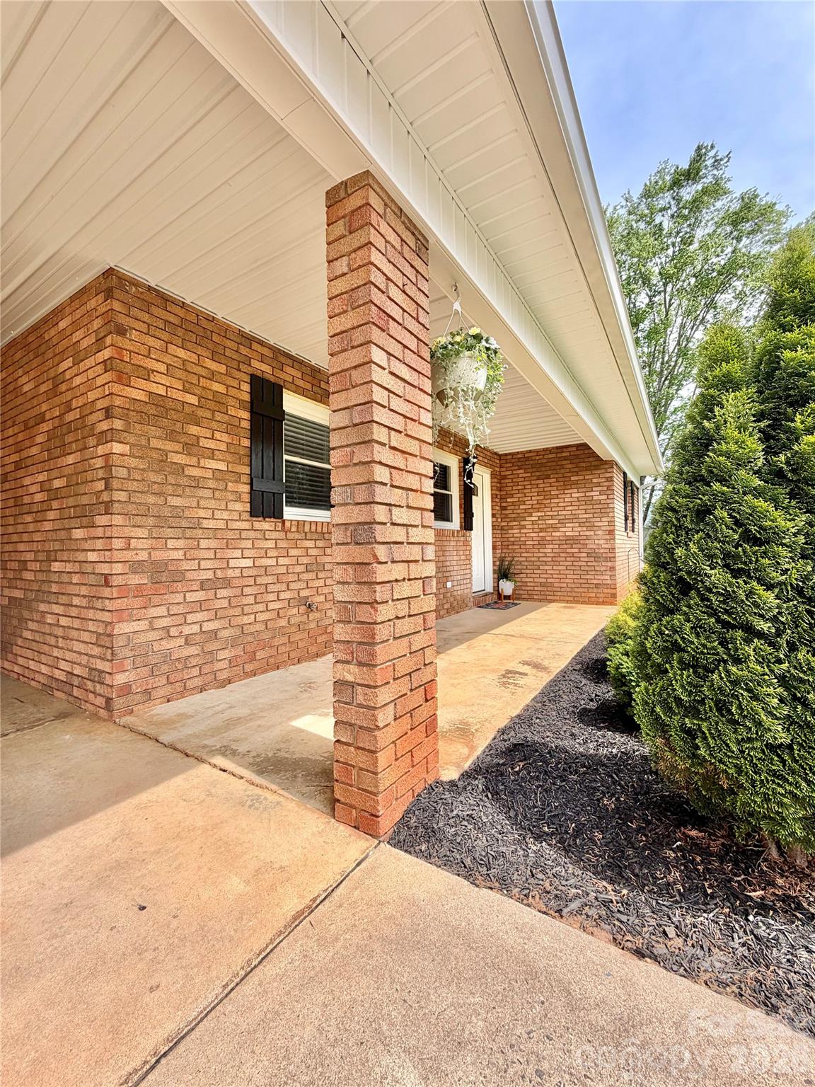 261 N Thomas Lane — Stony Point