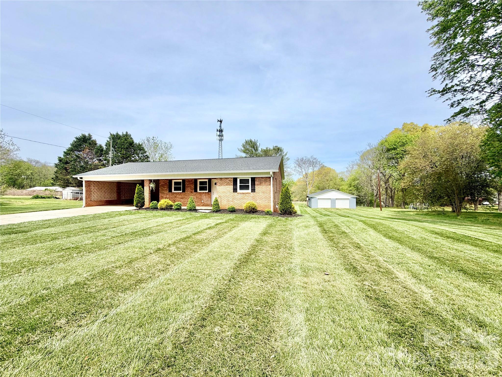 261 N Thomas Lane — Stony Point