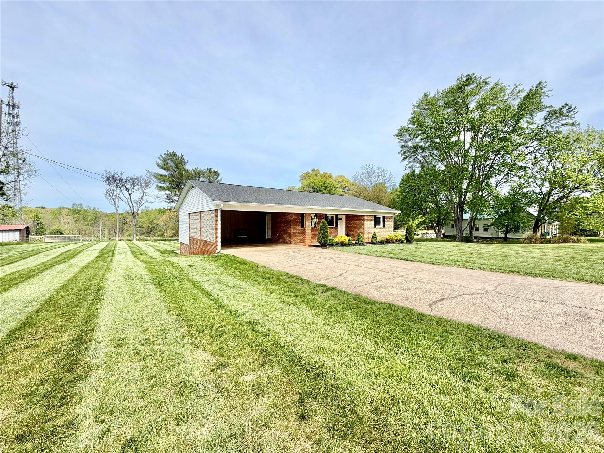 261 N Thomas Lane — Stony Point