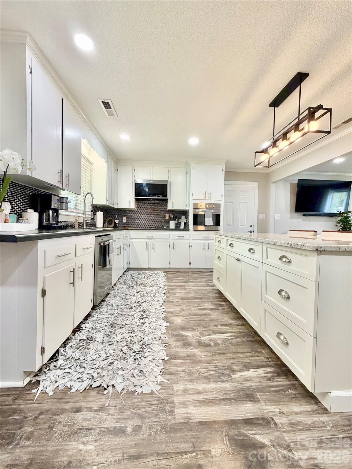 261 N Thomas Lane — Stony Point