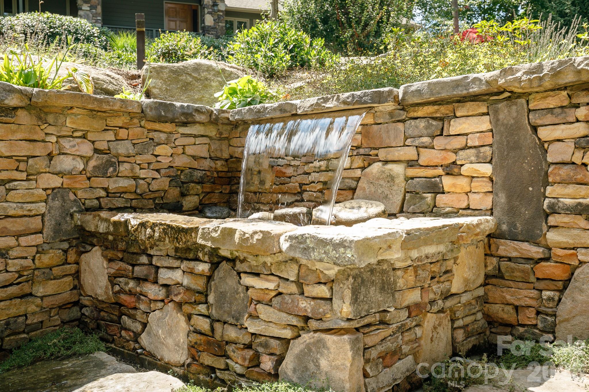 410 Springhouse Drive — Burnsville