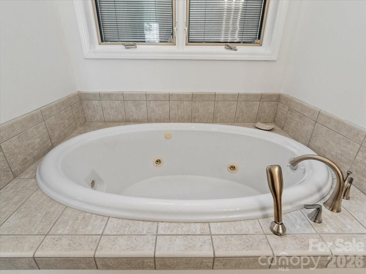 410 Springhouse Drive — Burnsville