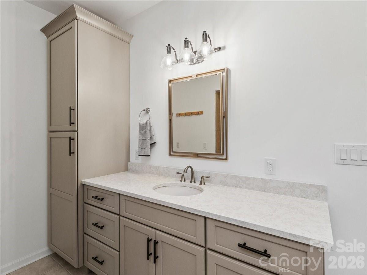 410 Springhouse Drive — Burnsville