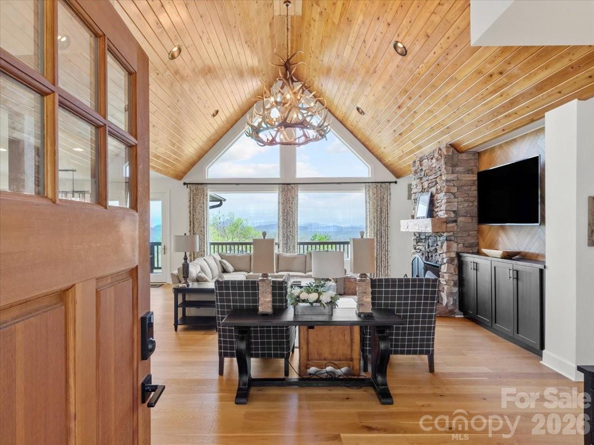 410 Springhouse Drive — Burnsville