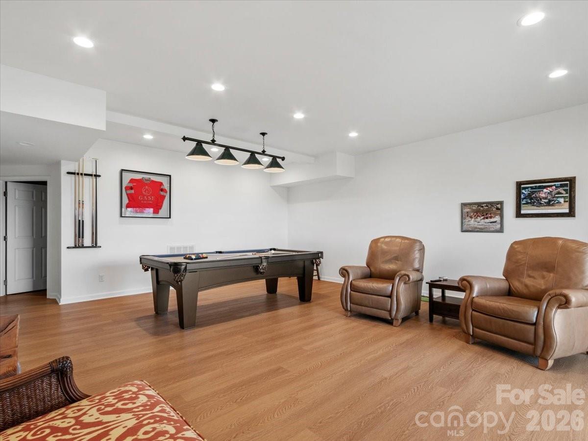 410 Springhouse Drive — Burnsville