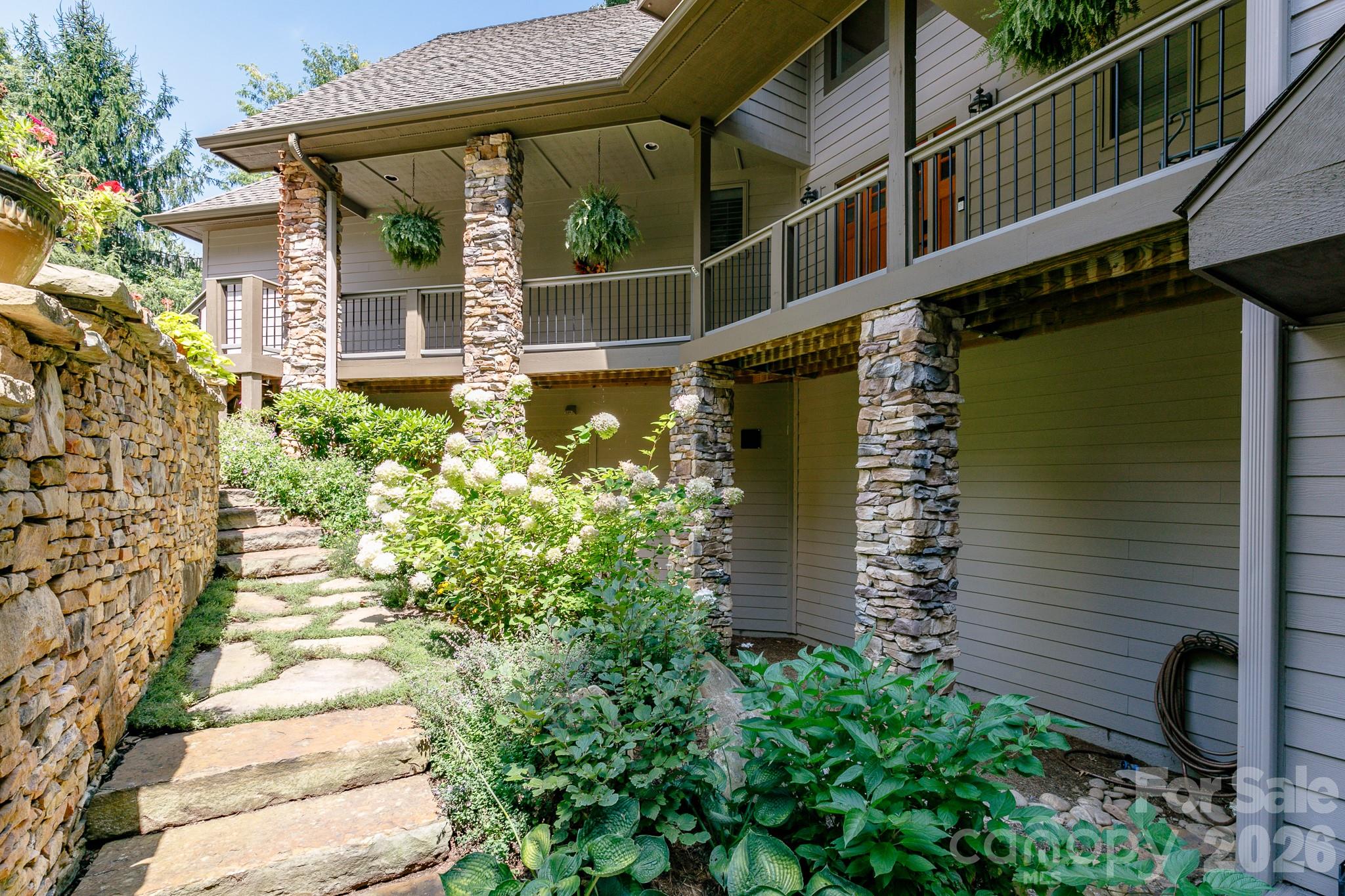 410 Springhouse Drive — Burnsville